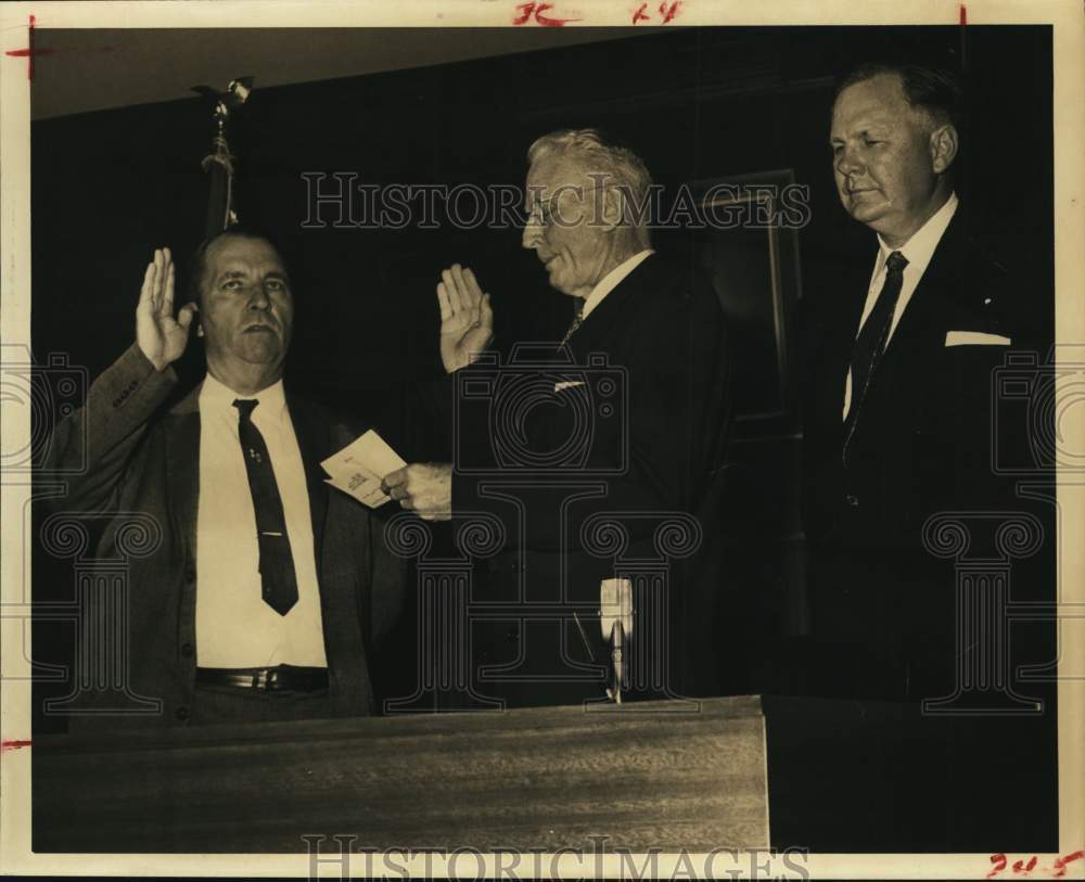 1959 Press Photo Ben Woodall & John Compton sworn in by Judge Ewing Werlein