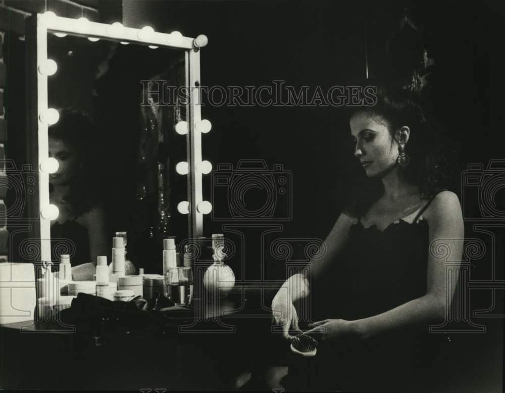 1994 Press Photo American Mexican Actress Ana Alicia in her dressing room.- Historic Images