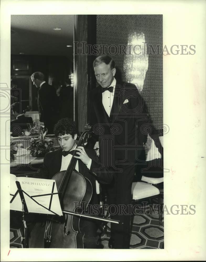 1982 Press Photo Dr. Denton Cooley listens to Jeffrey Myers play cello - Houston- Historic Images