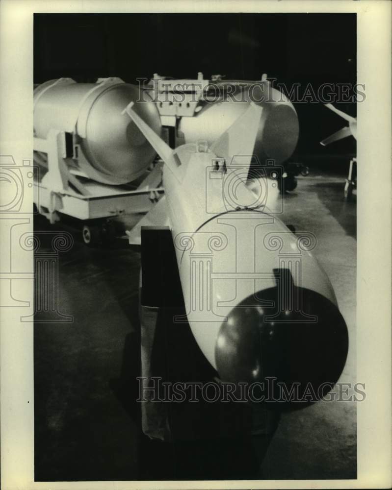 1972 Press Photo Weapon Reported on by Alistair Cooke - hca82152