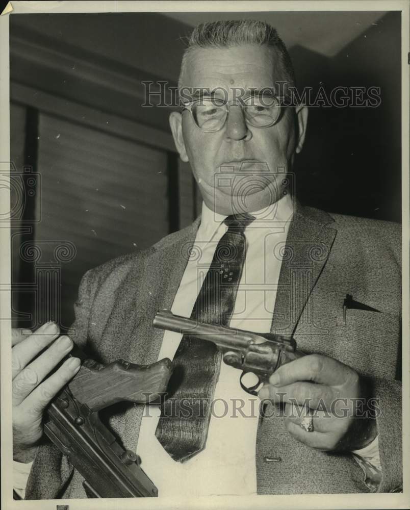 1959 Press Photo Houston detective A.C. Cooper holds guns - hca82231