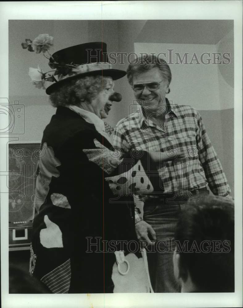 1981 Press Photo Actor and director Jackie Cooper laughs at clown - hca82372- Historic Images