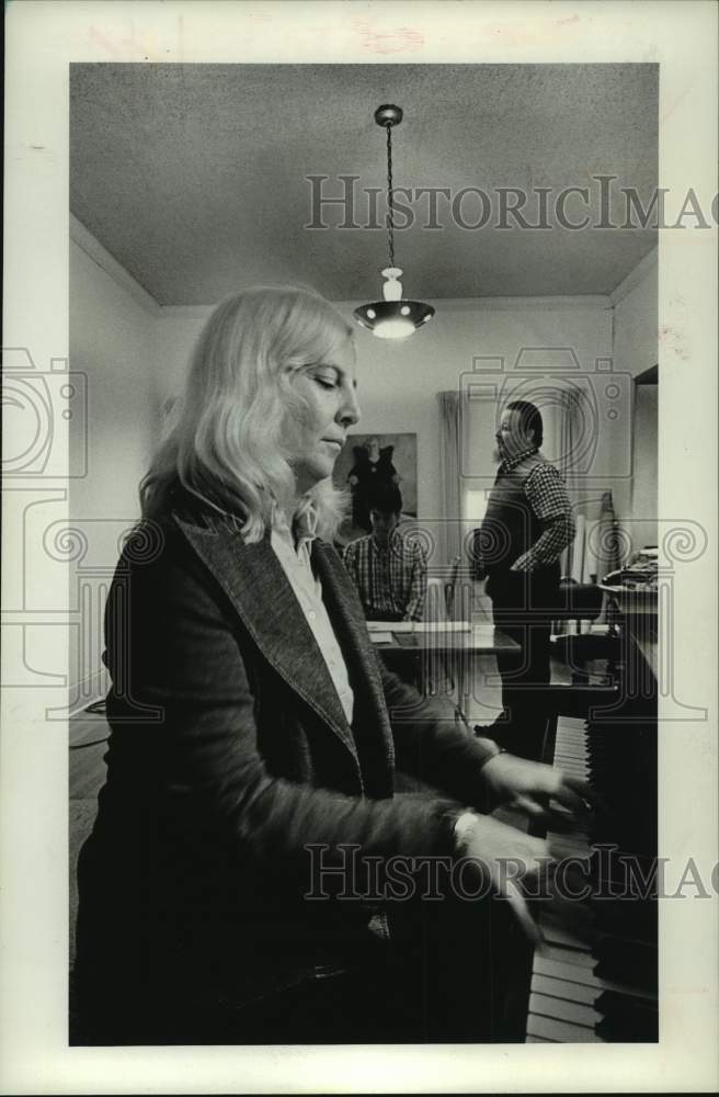 1974 Press Photo Artist Ed Cardenas and Bonnie King at the piano - hca82513- Historic Images