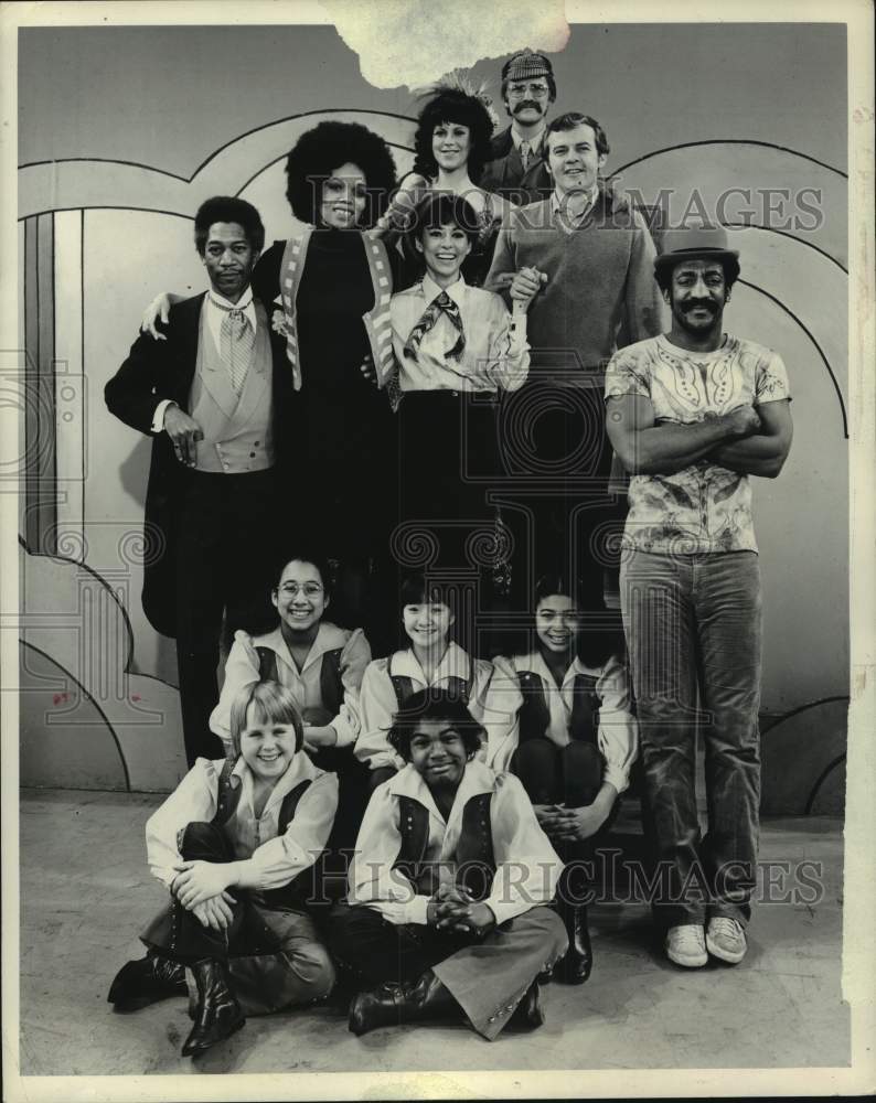 1979 Press Photo Comedian Bill Cosby with group of actors - hca82545- Historic Images