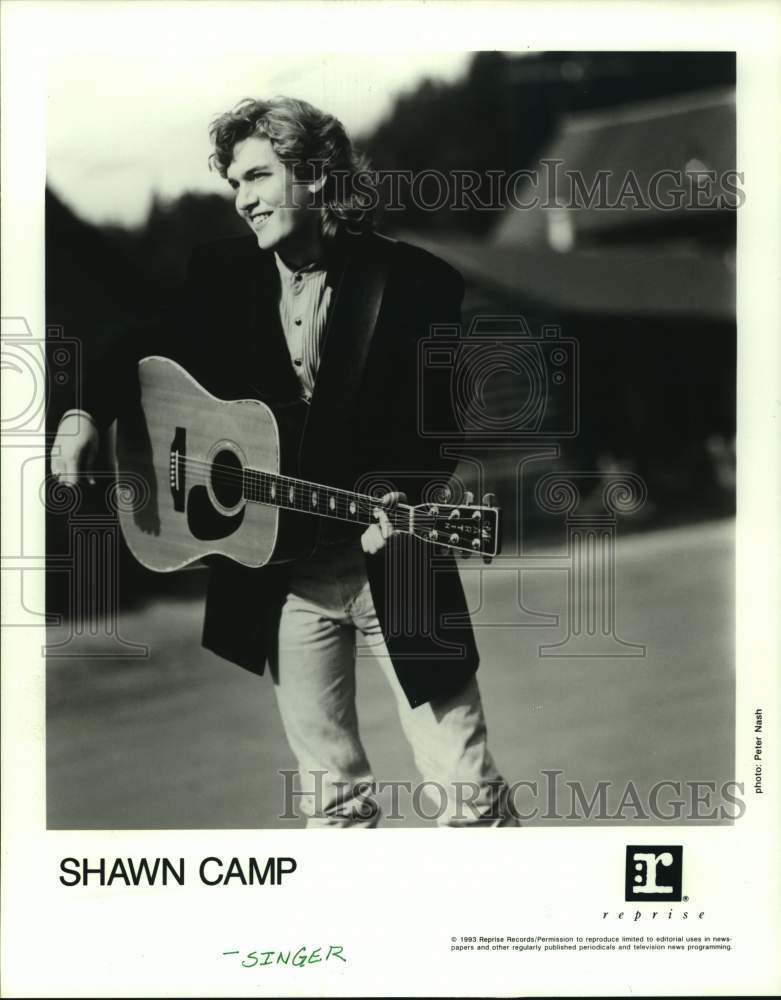 1993 Press Photo Singer Shawn Camp playing guitar outside - hca82561- Historic Images