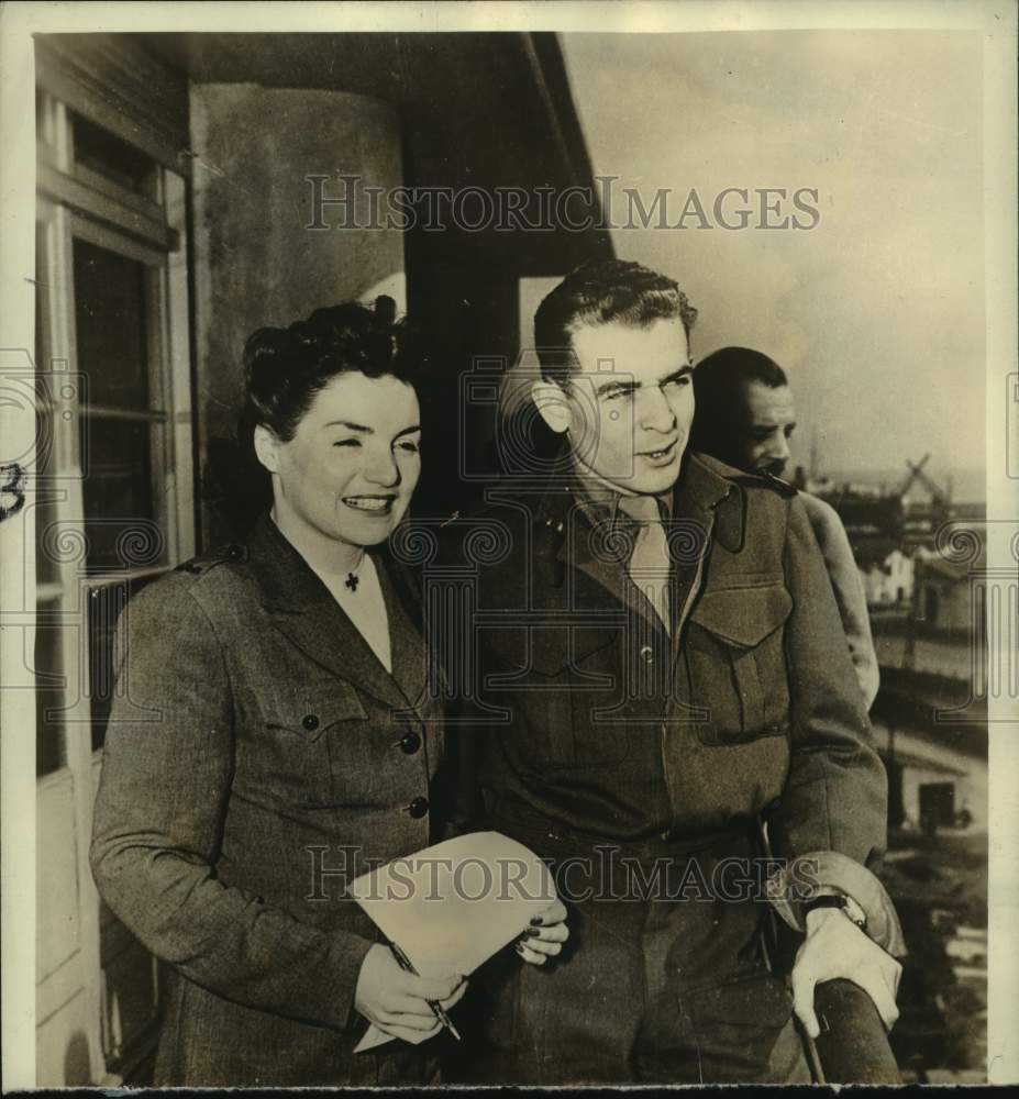 1943 Press Photo Newscaster Charles Collingwood and Red Cross Nurse Rita Hume