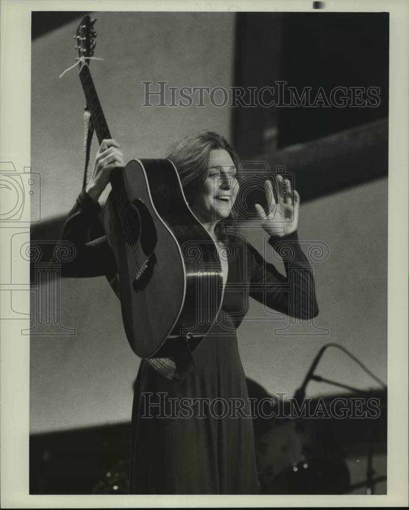 Press Photo Judy Collins, holding guitar, shows happiness - hca82772- Historic Images