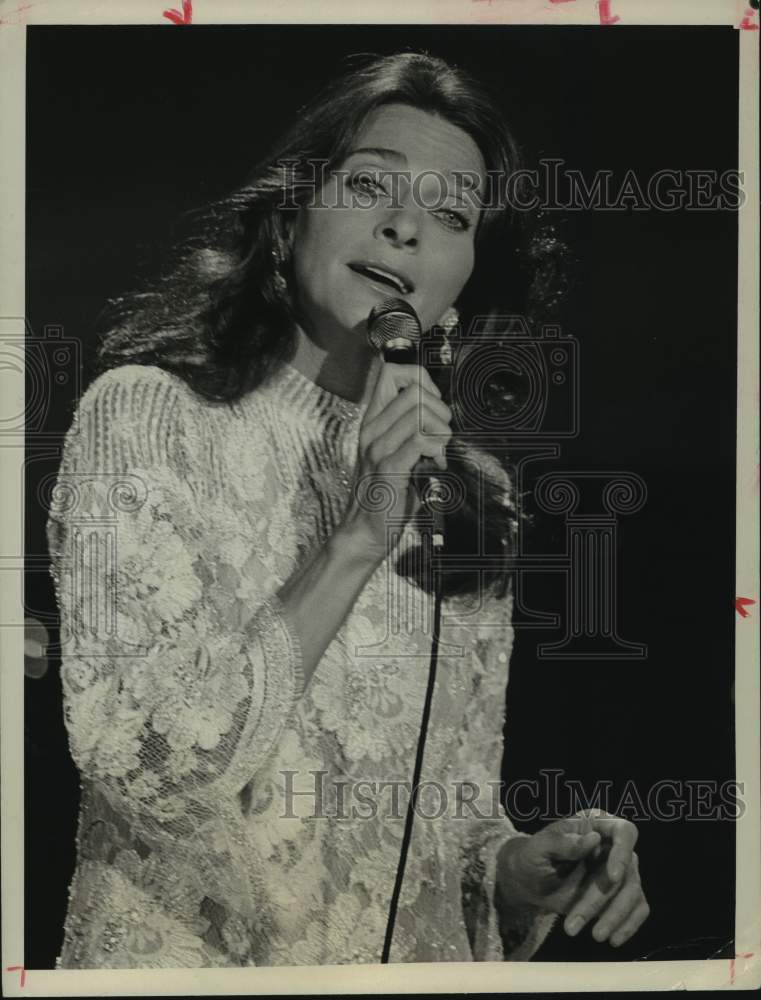 1979 Press Photo Singer Judy Collins performs - hca82774- Historic Images