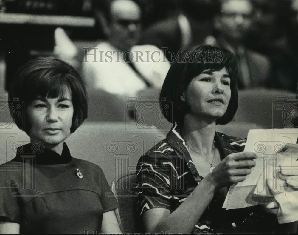1965 Press Photo Trudy Cooper, Jane Conrad listen to astronaut husbands talk