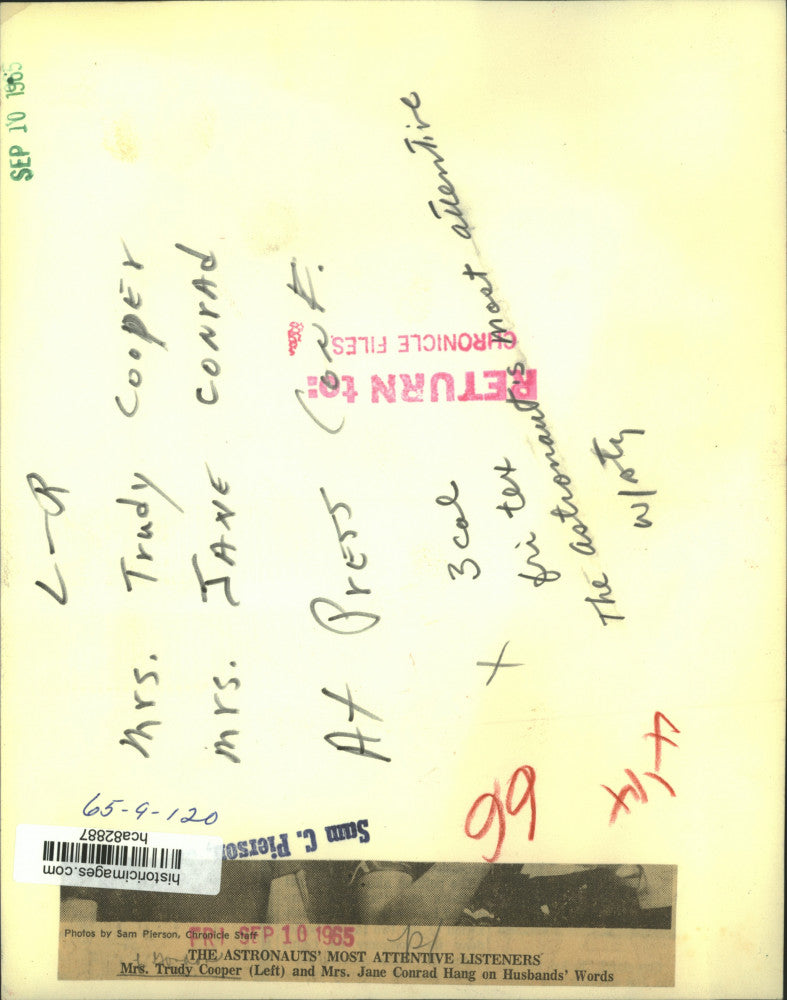 1965 Press Photo Trudy Cooper, Jane Conrad listen to astronaut husbands talk