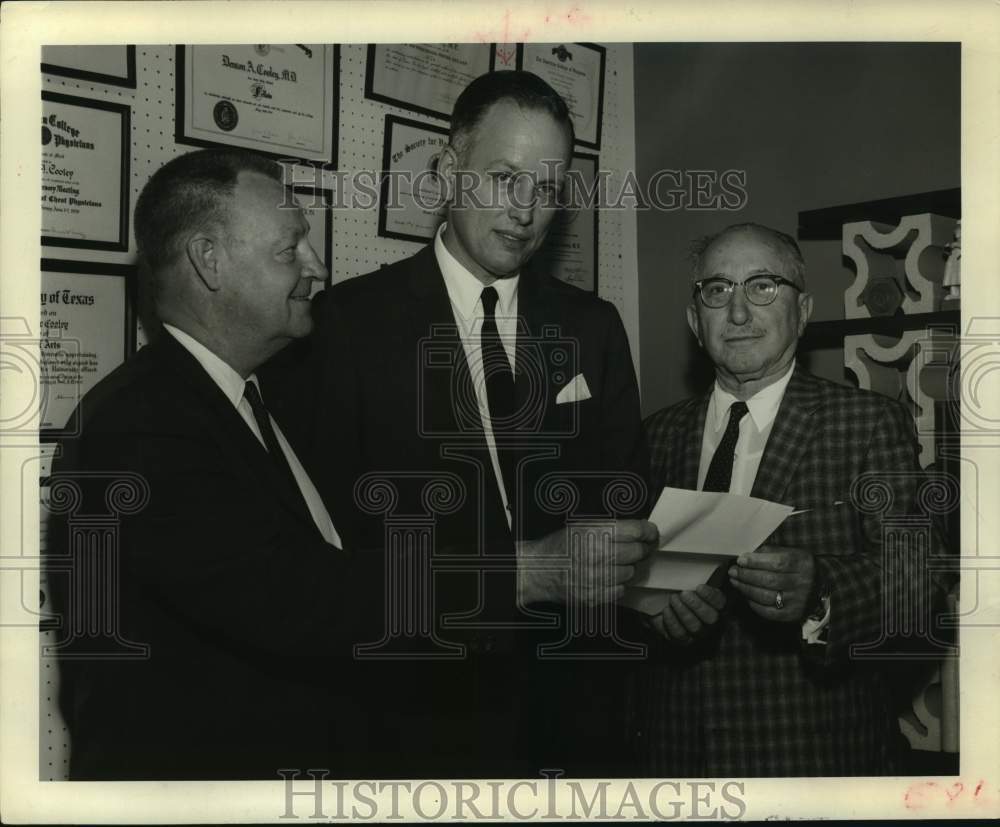 1963 Press Photo Houston Heart Surgeon Recipient of Variety Clubs Award