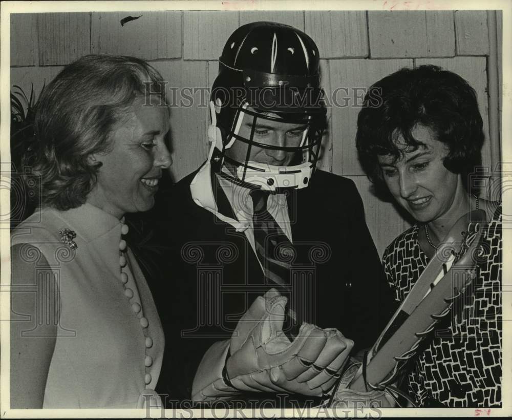 1971 Press Photo Mrs. Denton A. Cooley, Jim McWilliam, Mrs. Edwin G. Higgins