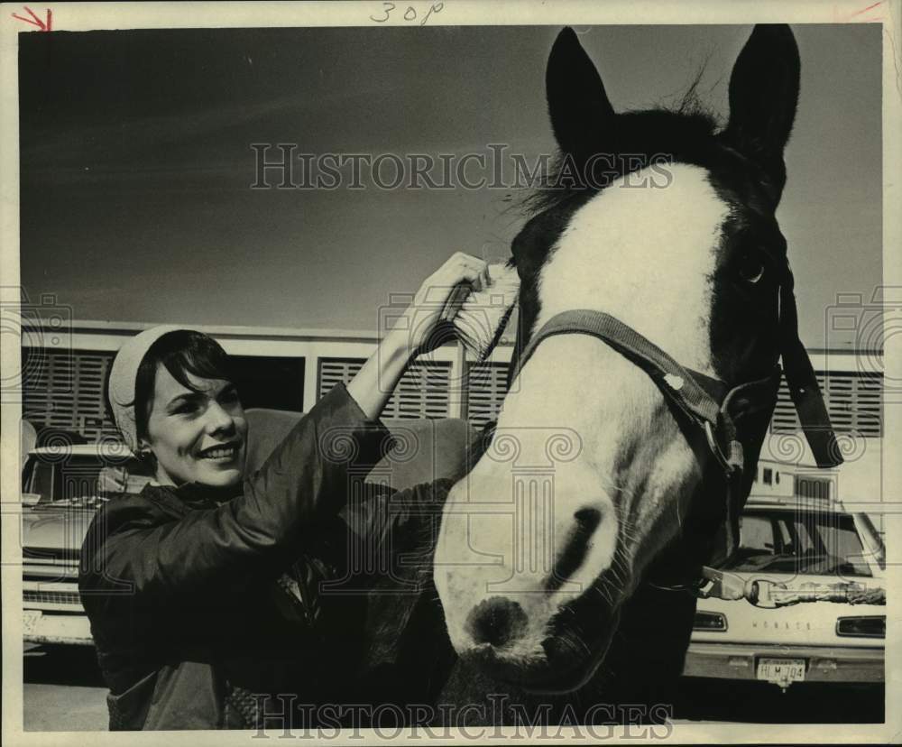 1968 Press Photo Kathy Crowe Takes Care of Horse During Rodeo Engagements- Historic Images