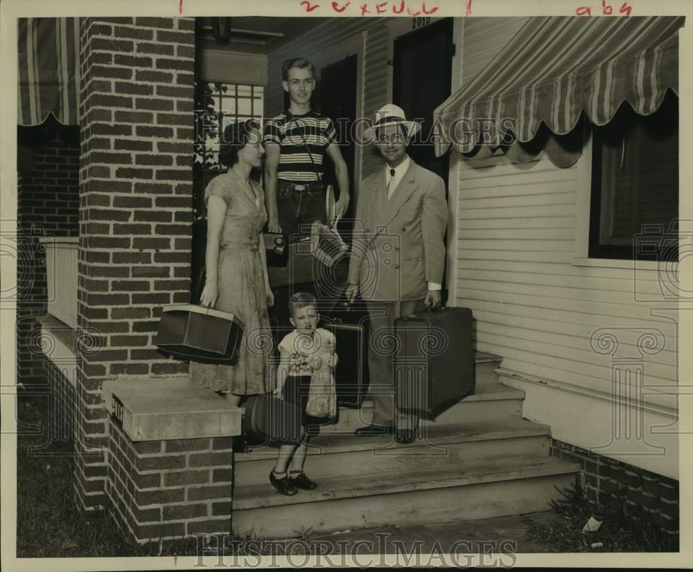 1950 Press Photo Reverend E. Leo Allen and family stand on front porch