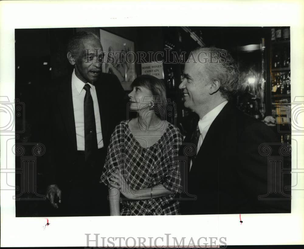 1991 Press Photo Greg Boyd visits with "When We Dead Awaken stars - Houston- Historic Images