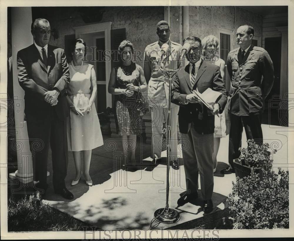 1965 Press Photo Jack Valenti introduces military aids, Robinson and Cross
