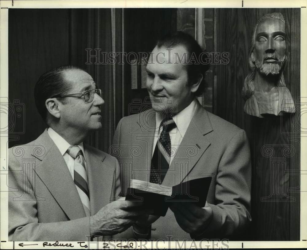 1978 Press Photo Finis A. Crutchfield & Rev. Olav Parnamets at Conference, Texas