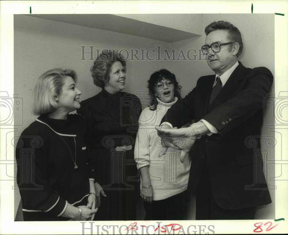 1986 Press Photo Entertainer Steve Allen with women at the Laff Stop - hca83462- Historic Images