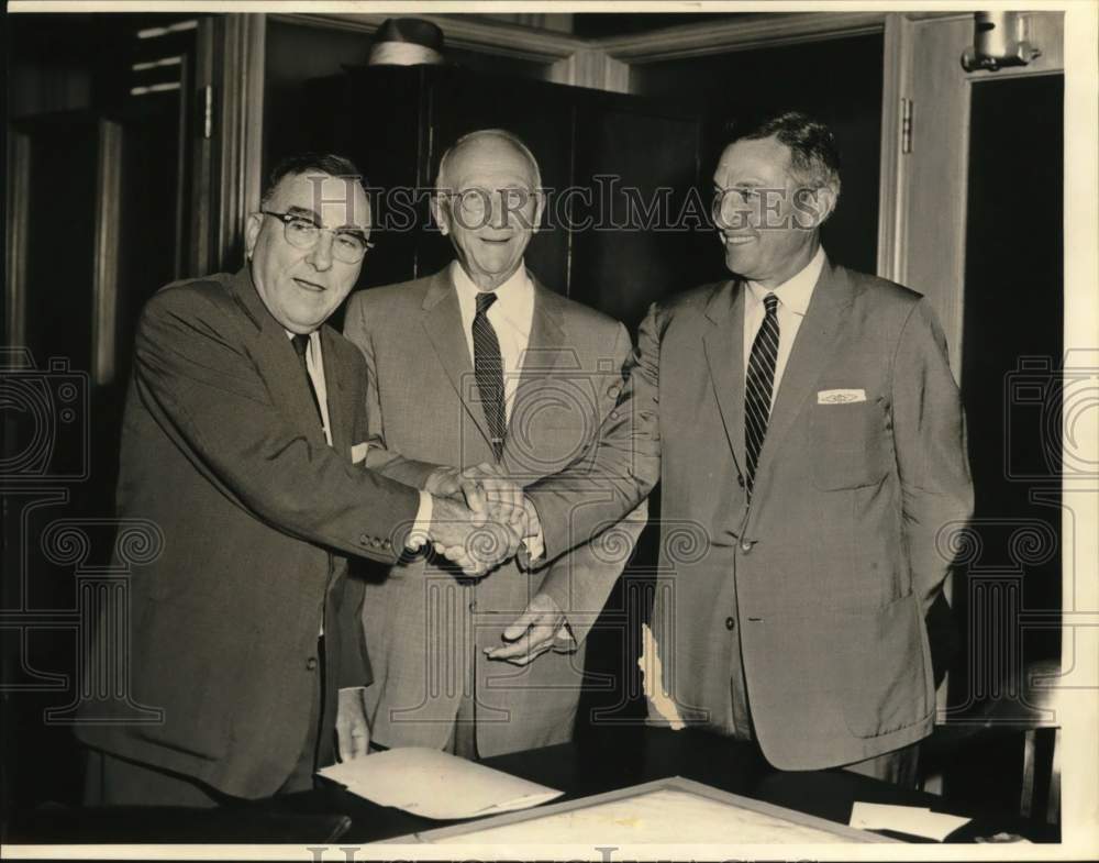 1958 Press Photo Houston Mayor Lewis Cutrer shakes hands with two other men