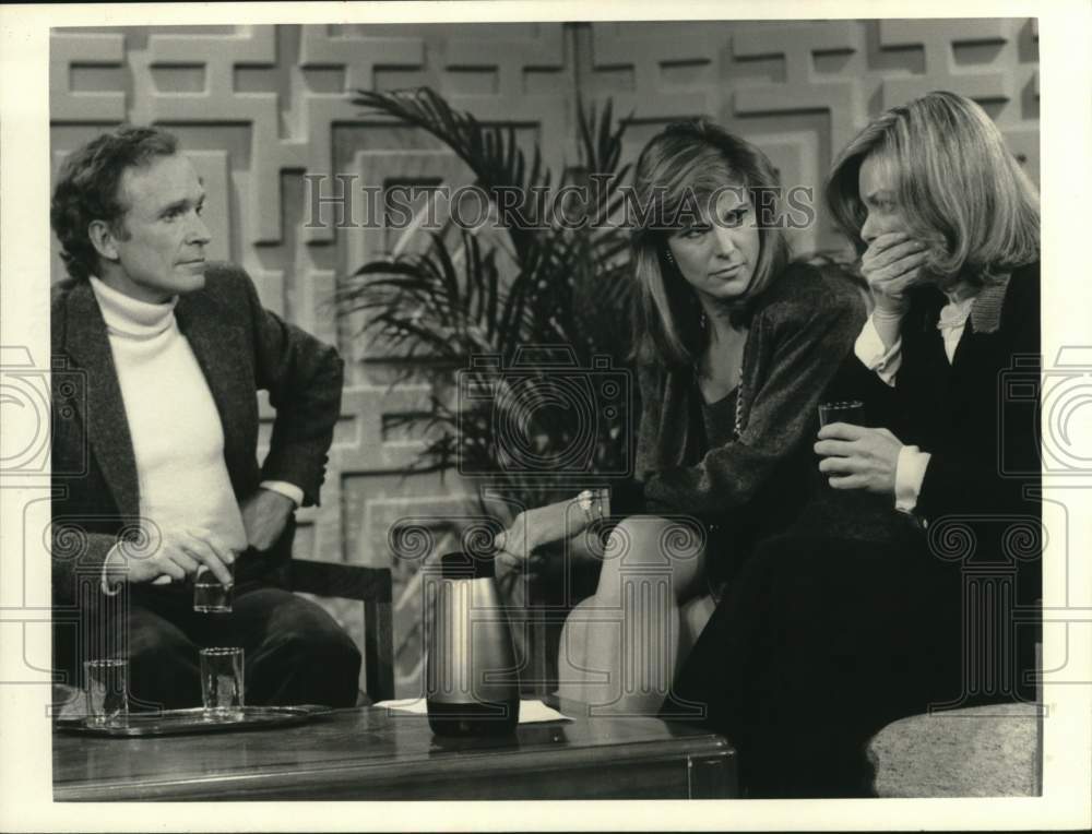 1986 Press Photo Actress Jane Curtin interviewed on talk show - hca83660- Historic Images