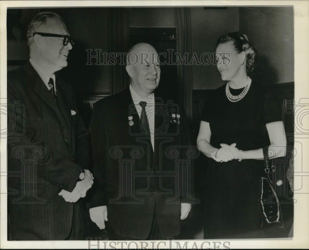 1962 Press Photo Fleur and Gardner Cowles speak with official at an event