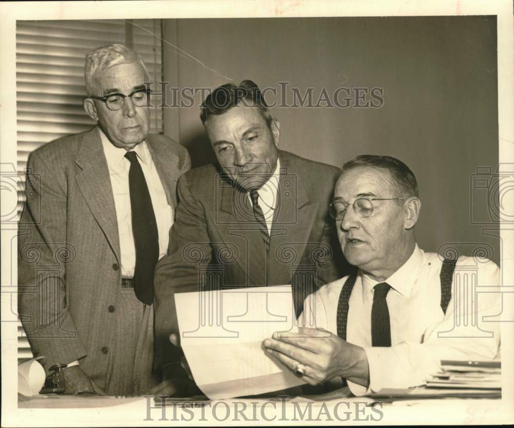 1957 Press Photo HoustonMayor-elect, Lewis Cutrer speaks with city officials.