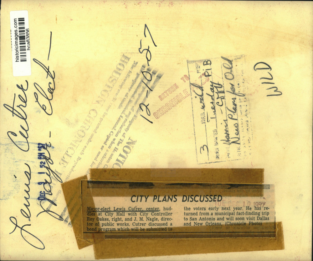 1957 Press Photo HoustonMayor-elect, Lewis Cutrer speaks with city officials.