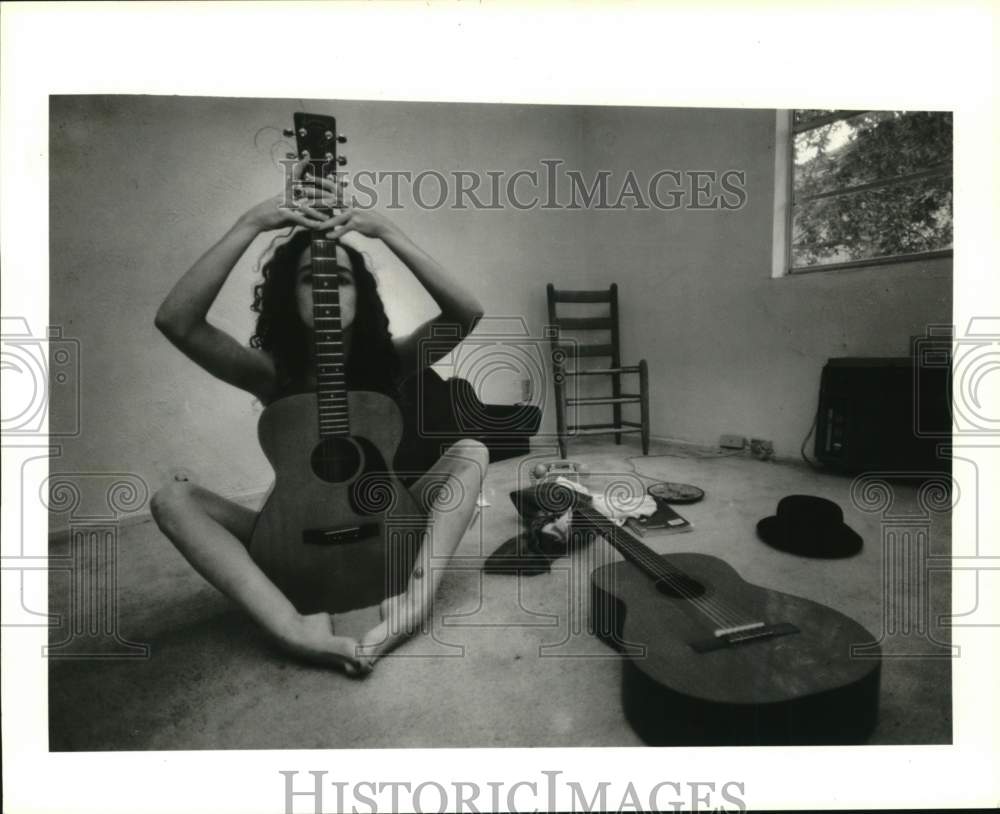 1990 Press Photo Artist Carolyn Cremona Sits in Front Room with Guitar- Historic Images