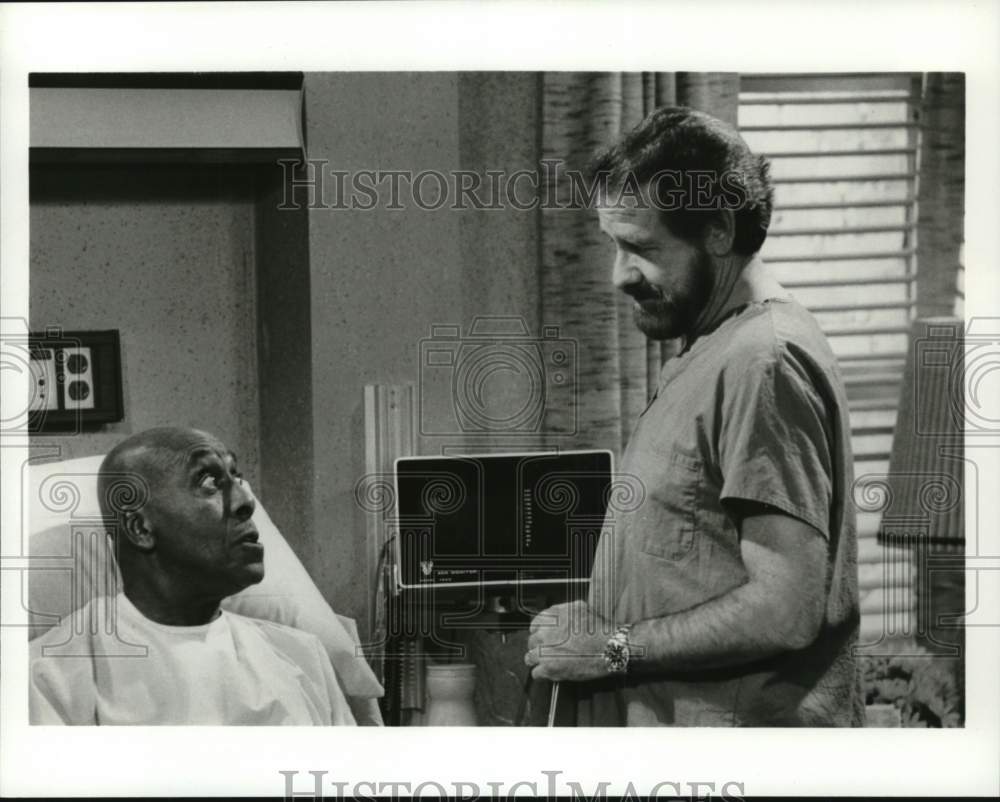 1982 Press Photo Actor Richard Crenna as a doctor in a scene with another actor- Historic Images