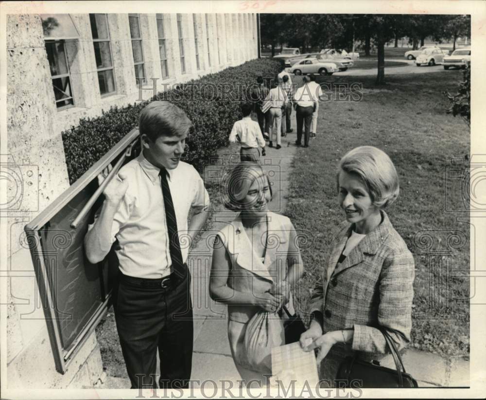 1967 Press Photo Football Hero Lends Hand to St. Thomas High Mothers in Houston- Historic Images