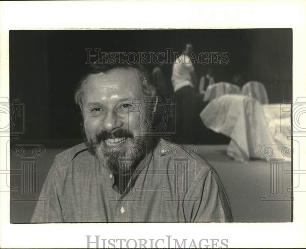 1984 Press Photo Lou Criss, Director of Alleip play, &quot;Cherry Orchard&quot; in Houston- Historic Images