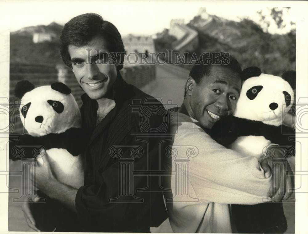 1986 Press Photo Magician David Copperfield, Ben Vereen holding stuffed pandas- Historic Images