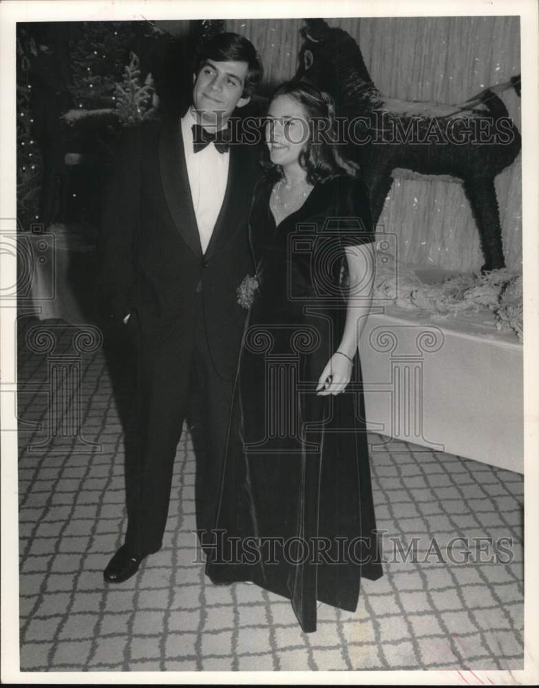 1977 Press Photo Debutante honoree Annie Vive Crane escorted by Gillis De Chiris