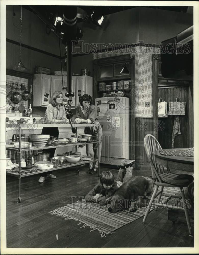 1994 Press Photo Jane Curtin, Susan St. James on set of TV show &quot;Kate &amp; Allie&quot;- Historic Images