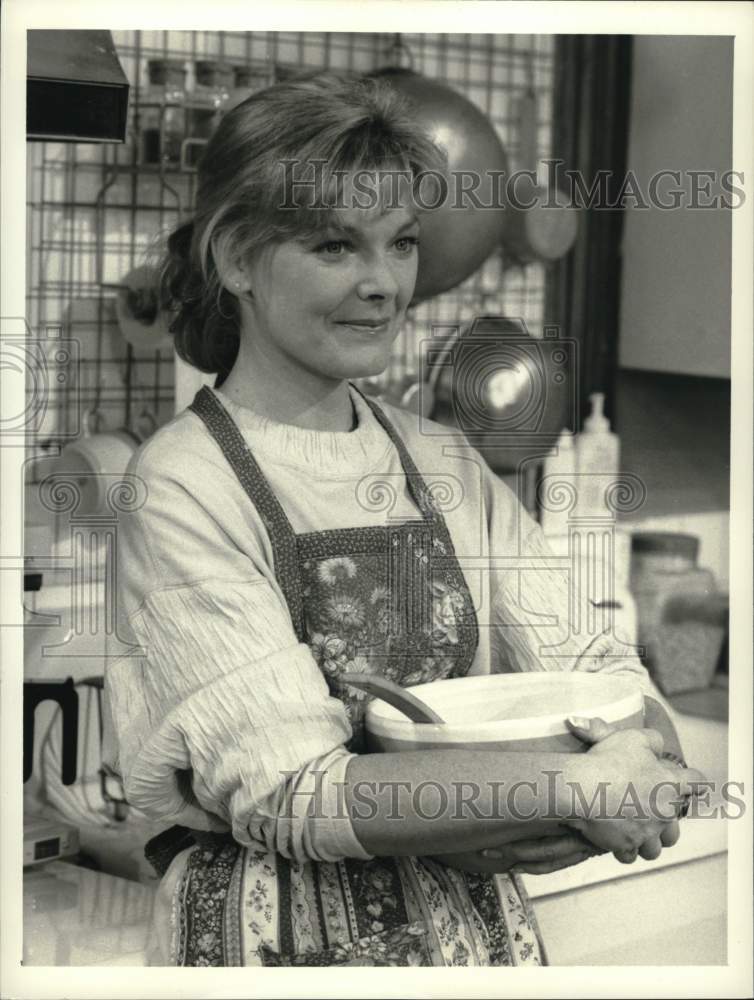 1994 Press Photo Actress Jane Curtin in the kitchen - hca84244- Historic Images