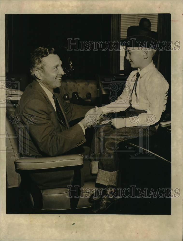 1958 Press Photo Houston Mayor Lewis Cutrer shakes hand with boy - hca84268