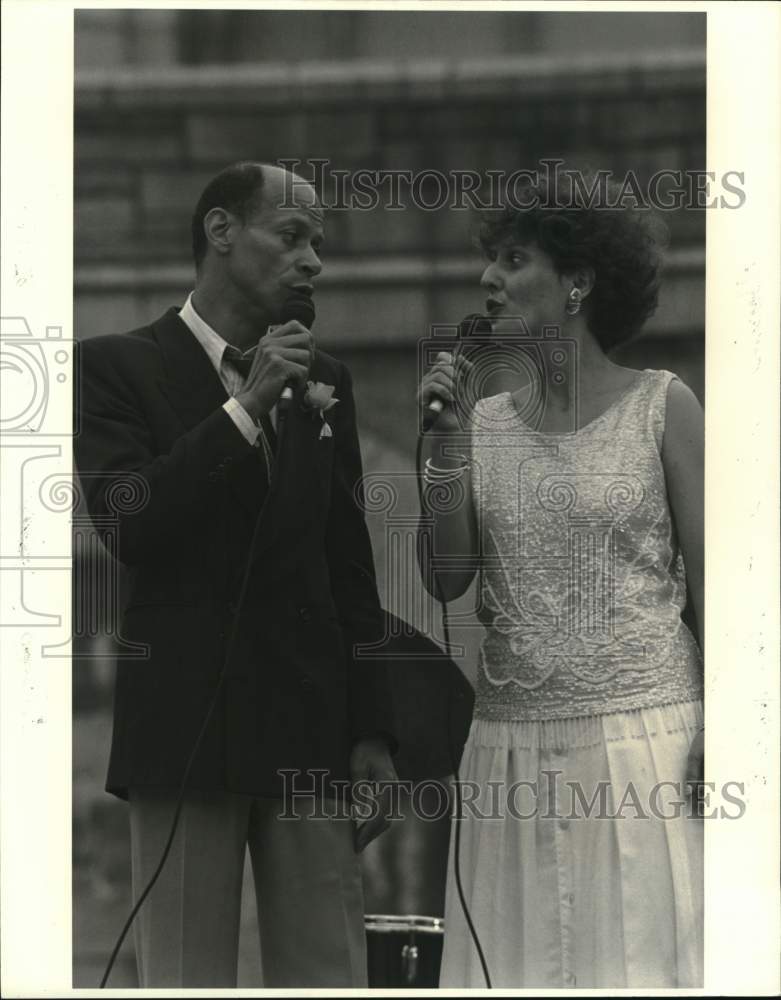 1991 Press Photo Cabaret singers Kim Kalesti, Marion Cowings performing, Texas- Historic Images