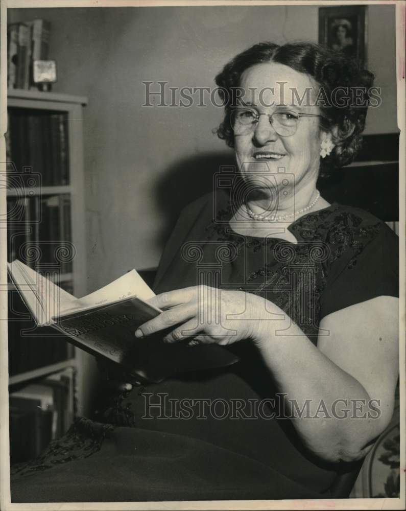 1953 Press Photo Writer Marian Cumming, Houston, Texas - hca84370
