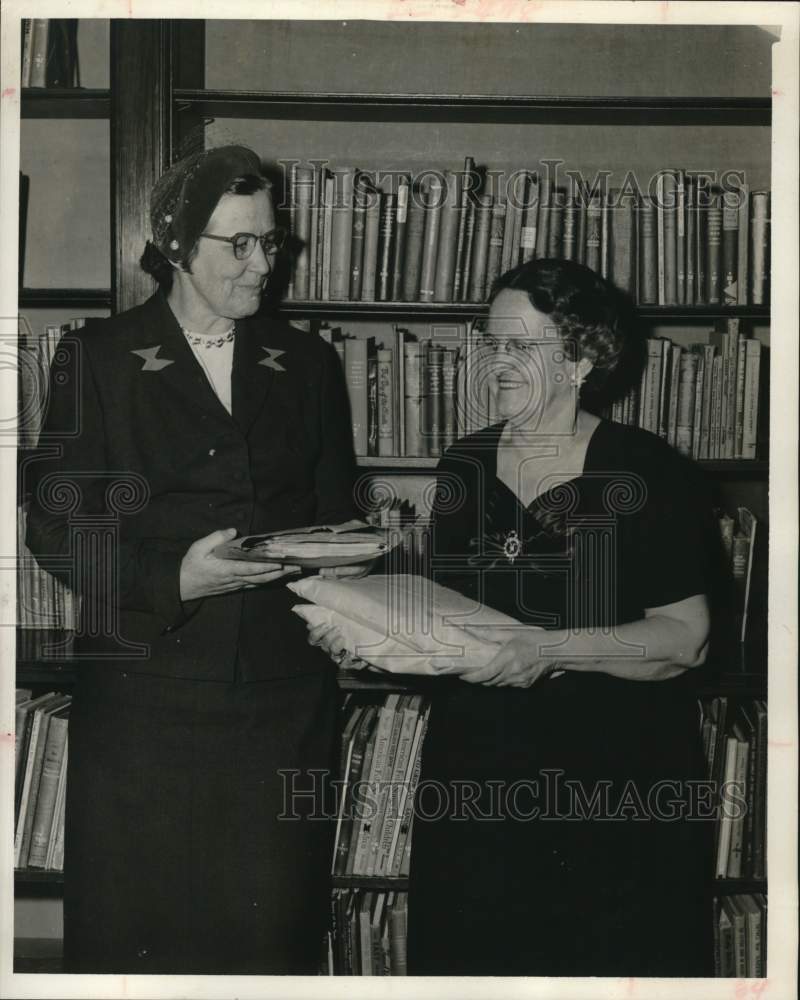 1955 Press Photo Mrs. Harriet Reynolds, Author Marian Cummings, Houston, Texas