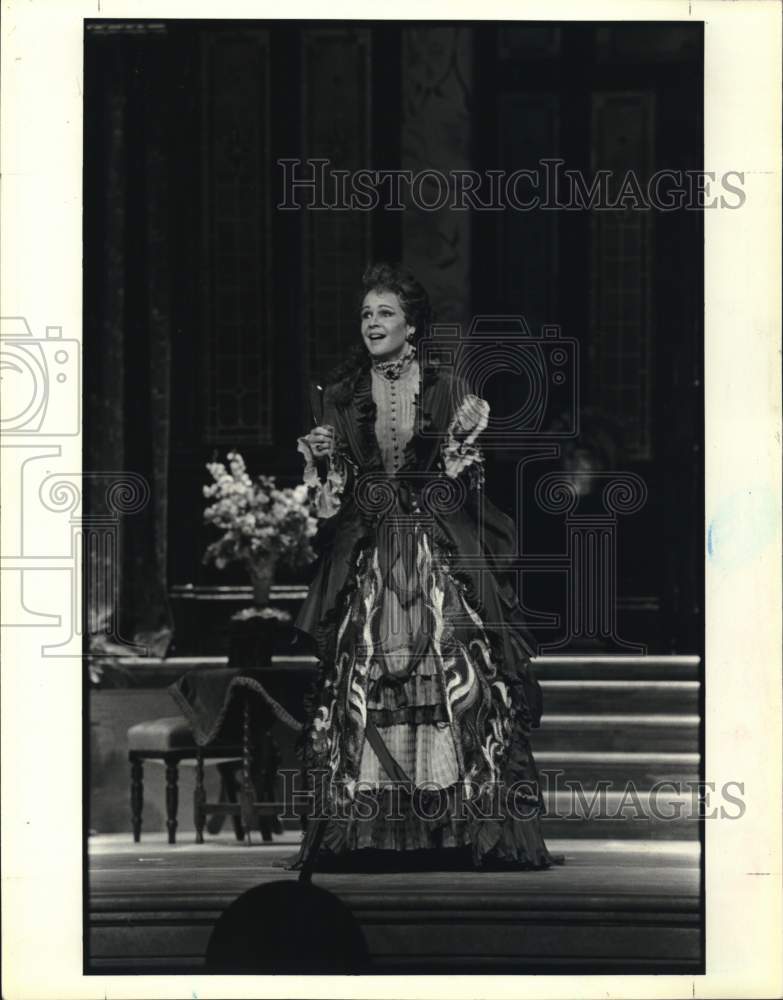 1980 Press Photo Claudia Cummings Performs in &quot;Die Fledermaus&quot;, Houston, Texas- Historic Images