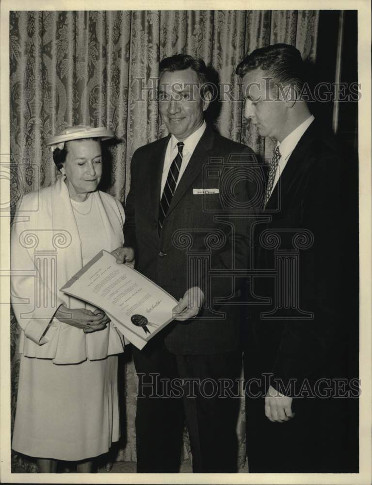 1959 Press Photo Mayor Lewis Cutrer with Man and Woman, Houston - hca84462
