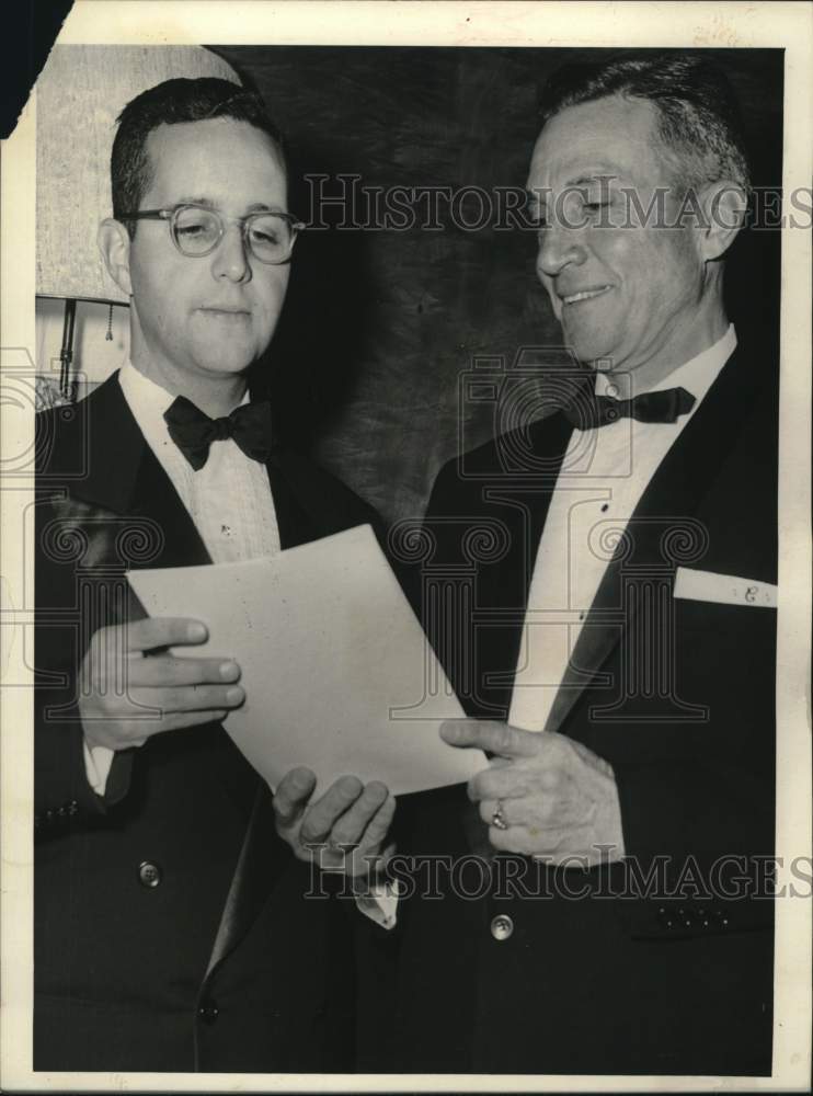 1958 Press Photo Mayor Lewis Cutrer Honors Man, Houston - hca84473