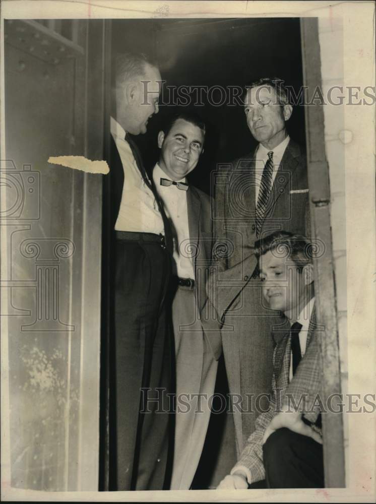1958 Press Photo Mayor Lewis Cutrer with Fellow Houstonians - hca84475