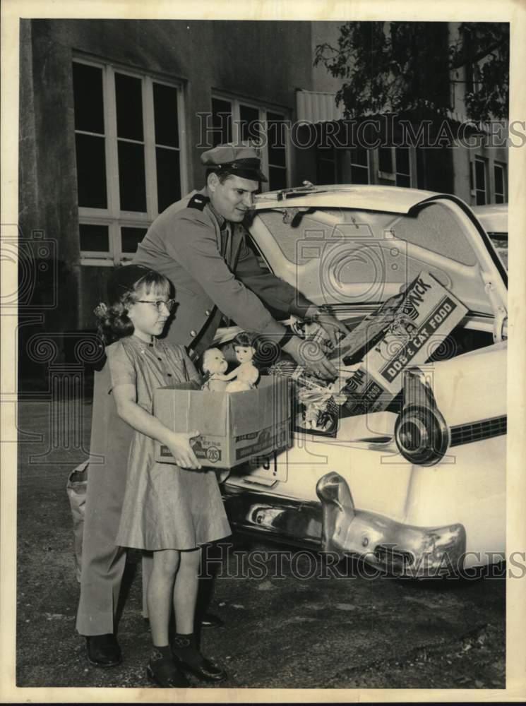 1957 Press Photo Houston- Lieutenant J.E.Cravens and daughter deliver toys