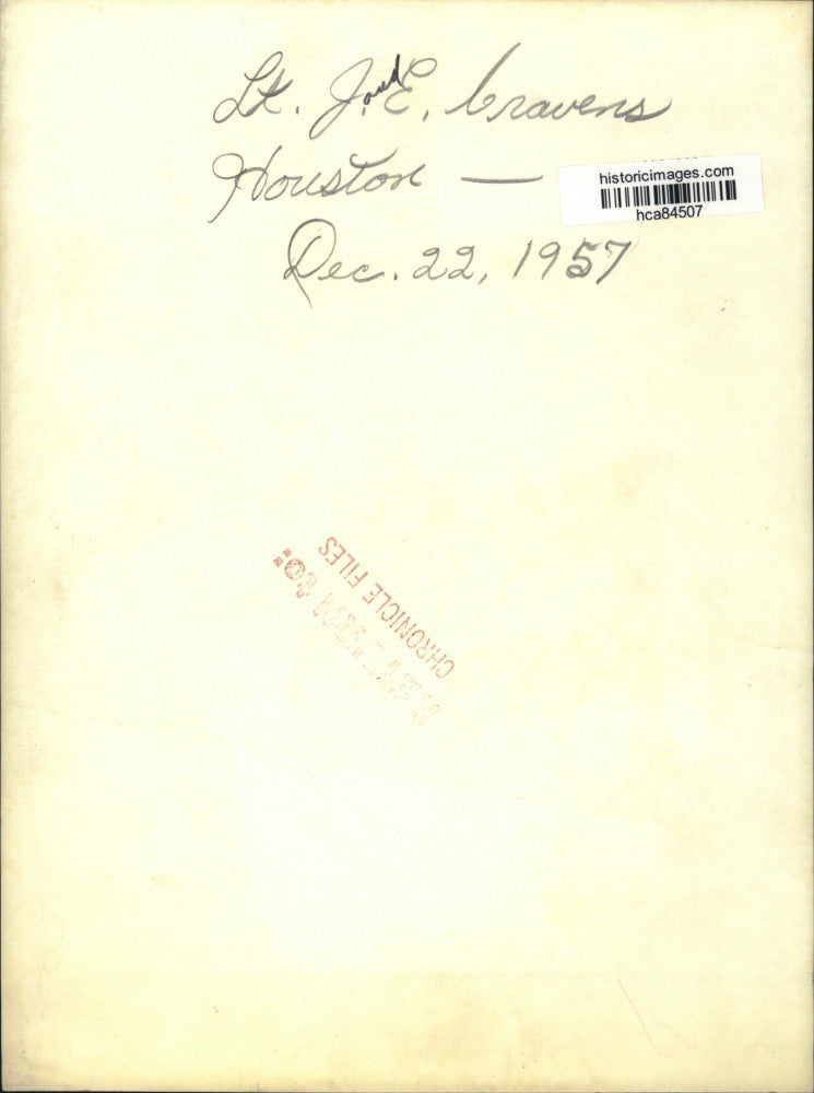 1957 Press Photo Houston- Lieutenant J.E.Cravens and daughter deliver toys