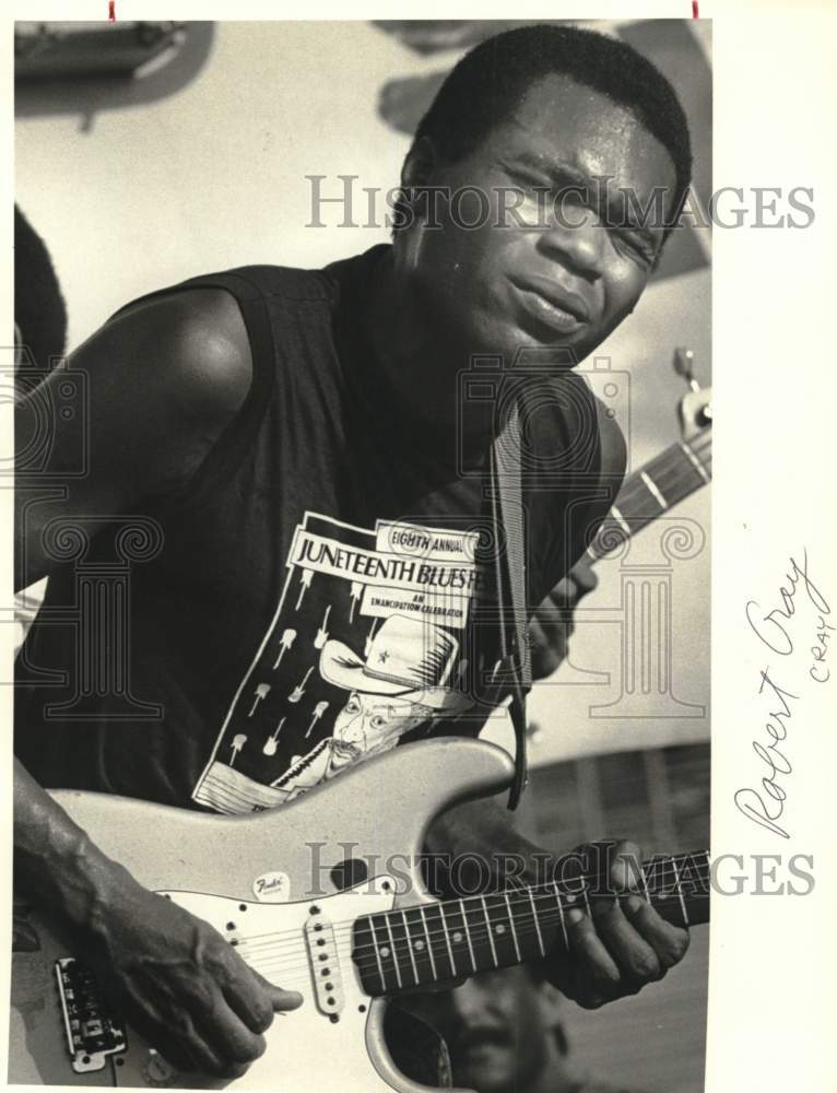 1990 Press Photo Musician and singer Robert Cray performs with guitar- Historic Images