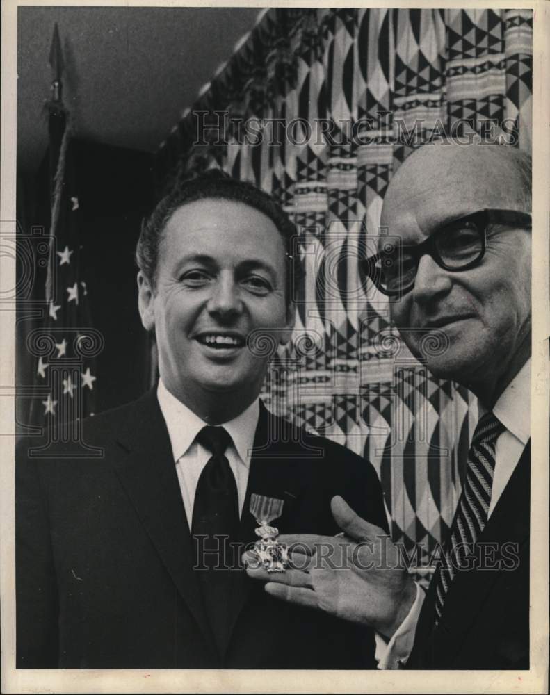 1968 Press Photo Houston businessman Andre Crispin with Baron Louis Scheyven