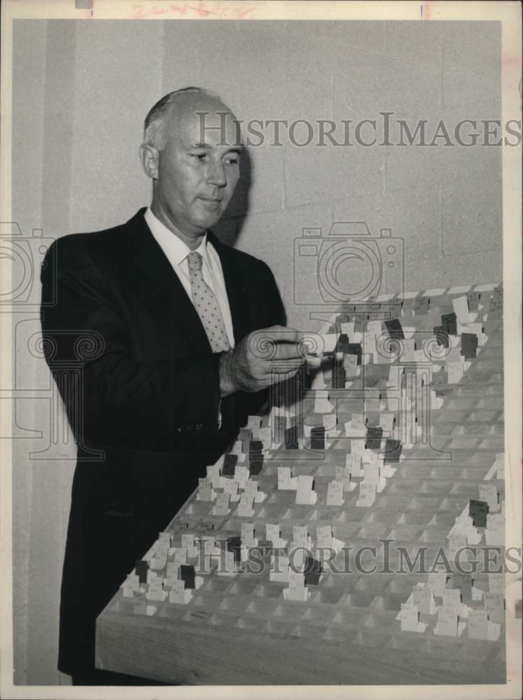 1960 Press Photo Waltrip High School principal Gordon M. Cotton - hca84772