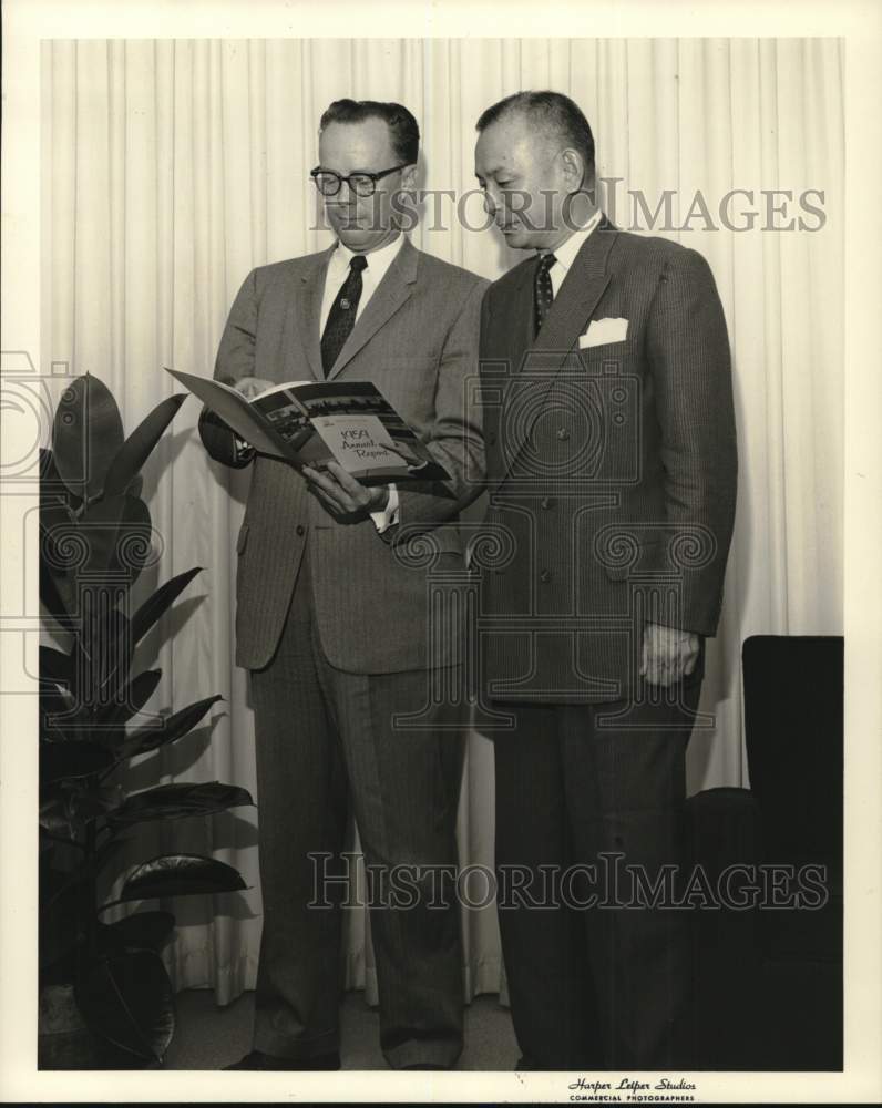 1960 Press Photo Bank of Southwest International Banking Manager Merle Crockard