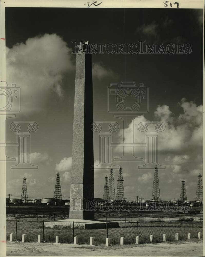 1950 Press Photo Spindle Top structure in the oil fields. - hca84965